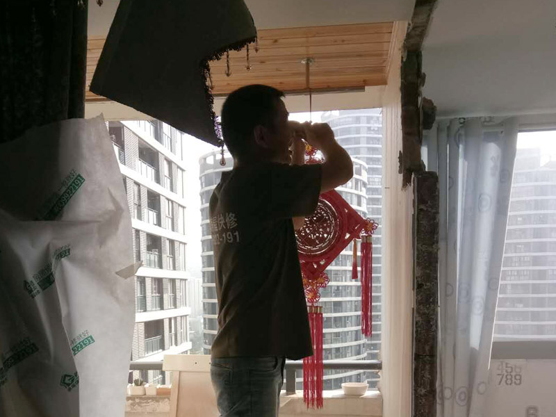 墻面局部拆除裝修：首先是外墻部分，也就是屋頂面和地面這兩塊，是不能動(dòng)搖的，因?yàn)檫@是房屋的外在防御部位。除此以外，禁止拆改配重墻和承重墻，因?yàn)榕渲貕κ欠块g與陽(yáng)臺(tái)之間的門窗以下部分的墻，拆改后可能會(huì)導(dǎo)致陽(yáng)臺(tái)坍塌;承重墻是預(yù)制板墻和24厘米以上的磚墻，不能拆除也不能開(kāi)門窗。首先，要顧慮到隔壁鄰居的感受。因?yàn)槭┕?huì)產(chǎn)生較大的噪音，所以要先與周邊居民溝通或者是采取一些降噪措施，以免與鄰居發(fā)生糾紛。其次還要注意維護(hù)好居室的水電系統(tǒng)。在墻體的拆除之前，要對(duì)電路的改造方向詳細(xì)的考慮，因?yàn)橐话銐w中都帶有電路線管，切忌不要野蠻施工，弄斷線路。