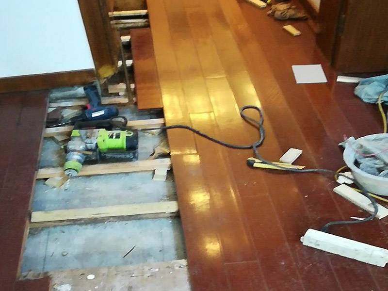 地板拆除改造：把整個房間騰出來，這樣也更好的尋找木地板的縫隙源頭，沒有東西擋著，空曠也利用木地板的拆除。拆除的工作要先從踢腳線開始，就算是發現木地板中間有縫隙，或者有損壞的地方，感覺可以下手拆除，實際操作時，還是從踢腳線要好拆些。 卡子固定的踢腳線，直接用工具把卡子撬松，卡子脫落后，就可以沿著踢腳線開始拆了。 如果是打了膠的踢腳線，先用刀片把膠水刮掉，但是這樣容易傷到地板，一不小心還會傷到自己。不建議自己動手拆除打膠的踢腳線。