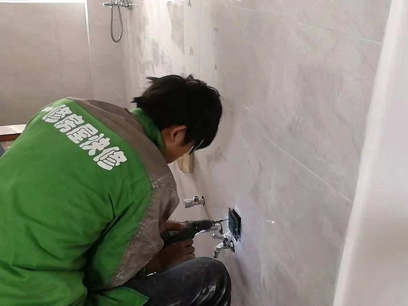 開關插座安裝：在安裝插座之前需要做的是打掃安裝位置的衛生，將灰塵和雜物都清除干凈。并用抹布把盒內殘存灰塵擦凈。將盒內甩出的導線留出一段將來要維修的長度，然后把線削出一些線芯，注意削線芯時不要碰傷線芯。先將底盒子內留出的導線由塑料臺的出線孔中穿出來，再把塑料臺緊緊貼在墻面中，在用螺絲把它固定在底盒子上。固定好后，將導線按剛剛打開盒時的接線方式，把各自的位置從開關插座的線孔中穿出來，并把導線壓緊壓牢。