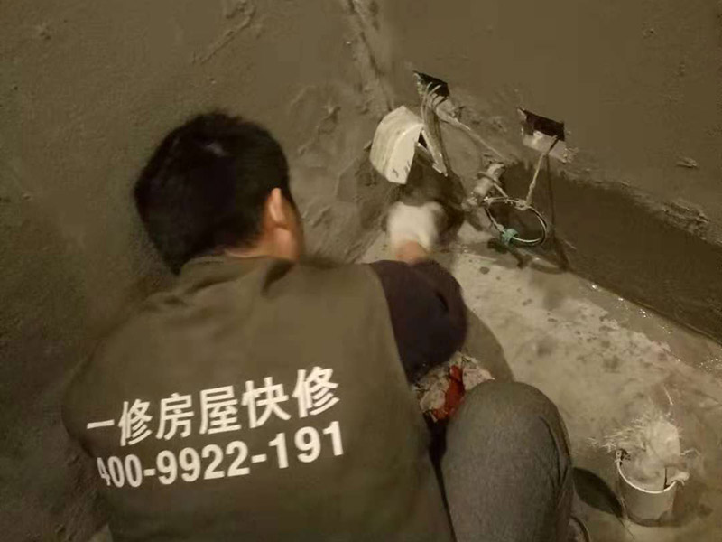 公寓做防水維修：1.利用水泥砂漿水泥砂漿或豆石混凝土鋪平坡度。訣竅是：地漏附近坡度大，門口附近坡度小。 2.利用管根密封膏封嚴管線，管線要穿透樓板根部。刷防水涂料時可以貼1-2層玻璃絲布加強防水性。 3.墻壁表面打磨成干凈平光沒有顆粒灰塵，墻壁與地面的交接區域注意原角和坡角的設置。 4.聚氨酯防水涂膜由管根和墻角處開始進行涂抹，在常溫下經過4小時放干后，再大面積涂抹和刮刷。注意涂料總厚度大于1. 5毫米，不能有漏刮和鼓泡的不良現象。24小時后立面涂刷下一層，之后再以垂直的方向進行二次涂刷。最后涂膜半固化，拋甩粗砂粒方便與水泥砂漿融合。 5.防水層的設置與具體區域有關。防水地面的防水層應高出地面200寬，地面防水層應超出衛生間門口以外300寬。而又淋浴的衛生間墻面防水層則應設置為高出地面1800寬。 6.展開閉水實驗的時候，先完成防水工作再利用包立管方法。之后再局部進行防水。閉水試驗也可為了避免破壞地面防水層而免做。