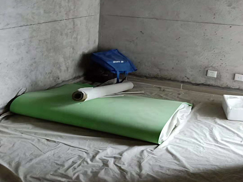 1.舊墻翻新，墻面，頂面，包輔料，不含漆，約260平米；臥室打地面。2.拆除地板，墻群板，衣柜，櫥柜，含建渣外運。3.約40米的石膏線。4.樓下拆除門，門套，窗套，共十來個。拆除兒童房衣柜。廚房門套貼瓷磚5.開槽安裝電話線，網線。6.墻內鞋柜開洞，加高尺寸。踢腳線局部修補，含建渣外運，簽合同時師傅收取30%定金。7.廚房墻磚改造40平米。包人工和輔料一項，貼貼磚的基礎上加拼花。8.廚房走線安裝一個5孔插線板，5米，廚房地漏做防水補磚。
