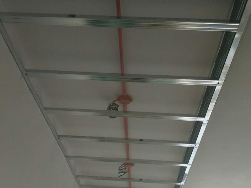 吊頂安裝維修：還沒有安裝吊頂之前，先測量一下吊頂的高度，可以用卷尺，然后測量房子的高水平線，來確認標高，完成測量后，記得用這種方法在墻壁的位置確定一下頂棚區域的標高水平線。龍骨吊桿的安裝通過膨脹螺栓來將無螺栓絲吊桿的其中一頭固定于主龍骨和吊掛間距中的樓板下方即可。等到主龍骨和各部分螺母配置完后后，就可以進行扣板安裝工序了，如果是想要做到有緊湊無縫的效果的話，一定要小心、不帶方向折邊地在扣板折邊處的小孔位置務必插到三角形的骨縫里面，插好后，輕微壓一壓就可以啦。
