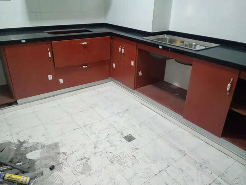 櫥柜門維修安裝：櫥柜門和櫥柜之間不是越緊密越好，安裝的時候要注意留有一定的空隙，這樣才不會影響使用，尤其是在有抽屜的情況下，抽屜的位置和推拉的角度一定要和櫥柜門結合好，一般來說，櫥柜門和抽屜之間的距離應該要留出17厘米左右。而且軌道的安裝也是要留好尺寸的，一般來說上軌道和下軌道需要留出來的空隙是不一樣的，上軌道需要留出來8厘米左右，下軌道需要留出來10厘米左右。