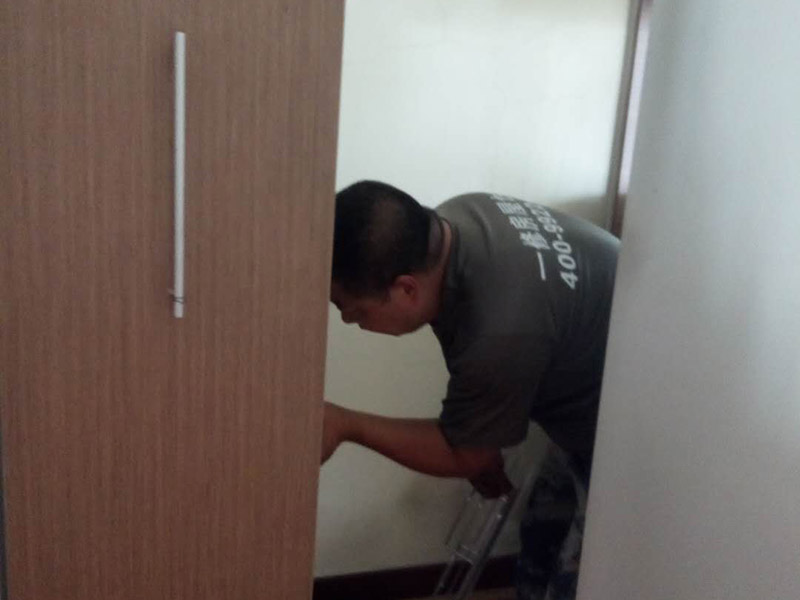 臥室衣柜安裝：我們在安裝前，需要準確的了解各部位板材的尺寸，明確知道這是哪個部位，那是哪個部位。這樣才不會弄混。對照安裝說明書中的步驟，來逐步進行，不可跨步跳步省步，否則都會直接影響到衣柜的安裝效果。并且它的零配件一定要檢查齊全，切勿丟失，否則會容易影響到衣柜的穩(wěn)固性。
