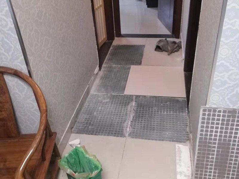 地面瓷磚拆除更換：拆除瓷磚時要用電，而電是從客廳臨時拉的，為了避免在施工過程中發生觸電的現象，將電拉進衛生間內。其次，舊房改造拆除瓷磚時可以用沖擊電鉆，這種工具方便快捷，可自由更換。但在使用前應檢查其是否靈活，可以通過空轉一分鐘的方法進行檢驗。用完之后及時進行清理。，梯子也是必不可少的工具之一，它可以幫助工人拆掉處于高處的瓷磚，還可以架起臨時插座。拆磚應從下至上進行，在施工過程中對地面及時進行處理，以免因垃圾過多從而影響后面的工作。同時要處理好房內的防水層。拆除插座與水龍頭附近的瓷磚時應小心，以免損壞水電設備。
