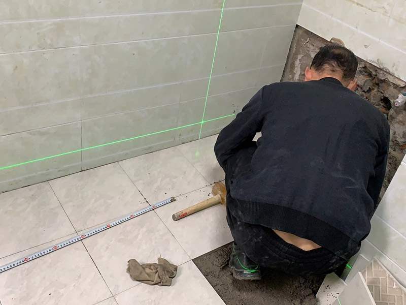 地面貼磚裝修：貼瓷磚有基層處理、彈線控制、排磚、勾縫、擦縫、養護這些步驟。在做基層處理的時候，必須將上面的浮土等雜物全部清理干凈，否則會影響瓷磚粘結效果。而當瓷磚全部鋪貼完成二十四小時之后，還需對其進行灑水養護，并且養護時間不能低于一周。