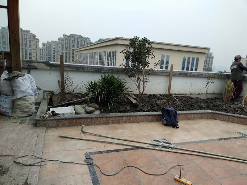 高空外墻防水：清理基層，新舊面層必須清理干凈，不得有雜物和灰塵，以免影響粘結強度，涂刷防水涂料時基層應干燥。接下來，清理死角，也就是所謂的陰陽角、施工縫、伸縮縫等比較重要的部位進行處理，尤其注意的是泄水孔要加強處理，需要涂刷2-3遍防水底層涂料。將攪拌均勻的防水涂料根據現場要涂刷的面積開始涂刷，基層涂刷要大于粘卷材的面積，不要超過三十分鐘，涂刷第二次涂料之前必須要等第一次涂料完全凝固后方可再次涂刷，底層涂料第一次涂刷完畢后約4-8小時左右，方可再次涂刷第二次和第三次底層涂料，第一次涂刷厚度為0.5mm、第二次涂刷厚度為0.5mm左右、第三次涂刷厚度為0.5mm左右。粘結卷材時要等第二次涂料完全凝固后方可施工。