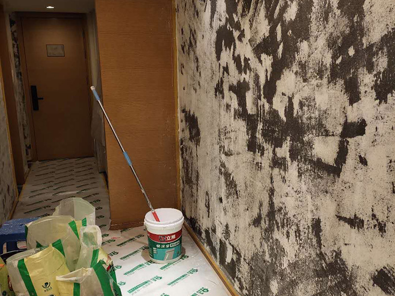 墻面拆除翻新：舊墻面翻新自己動手首先用水將墻面浸濕，這樣在鏟除墻面時比較省力，墻面必須要鏟到露出水泥砂漿面。然后是涂刷界面劑，一定要全部都刷到而且要均勻。墻面的裂縫通常都是用牛皮紙帶及白乳膠來貼住，但不能保證它能百分百不再開裂。如果墻面凹凸不平，那么就需要用石膏來找平，誤差最好不要超過0.5公分。非承重墻一般都是需要貼布的，所以最好選擇質地好的墻布和白乳膠，有條件的話可以使用網格布，對于防裂效果會更好。
 在挑選膩子時應該選顆粒細度高及質地較硬的，或是把白乳膠添加到膩子中提高膩子的硬度。打磨墻面要選用細砂紙，砂紙如果過粗會在墻面上留下很深的砂痕，就算是刷漆也沒辦法遮蓋住。墻面打磨之后要清掃一遍，否則粉塵過多會影響到漆的附著力。