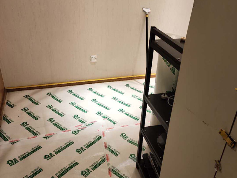 房屋地面家具保護：入戶門的保護入戶門是各種裝修物料進場以及各種建筑裝修垃圾清理的必經之路,這些物品在搬運的過程中,與入戶門發生磕碰、摩擦的機率大大增加,所以,第一個需要做好成品保護的地方就是入戶門。可以使用成品保護膜將門包裹，地面鋪地面保護膜。
