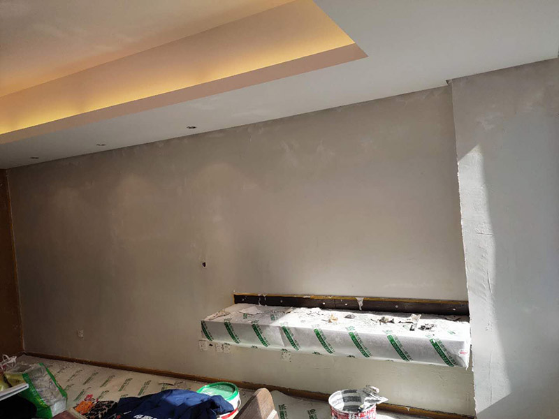 房屋地面家具保護：入戶門的保護入戶門是各種裝修物料進場以及各種建筑裝修垃圾清理的必經之路,這些物品在搬運的過程中,與入戶門發生磕碰、摩擦的機率大大增加,所以,第一個需要做好成品保護的地方就是入戶門。可以使用成品保護膜將門包裹，地面鋪地面保護膜。
