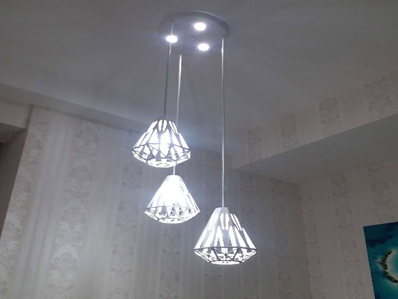吊燈更換安裝：首先要鋪電線，在需要安裝燈具的部位留下電線口。以方便日后安裝。 第二檢查買來的燈具?？从袥]有損壞或者殘缺不完整等現象，你確保安全。 第三，如果是大型吊燈，那么要提前先安裝上面的燈泡和零件，才能進行安裝。 第四如果是大型燈具的安裝，那么還要先打上承重的螺絲掛口。 第五步關閉閘刀，這樣能夠確保在沒有電通的情況下安裝燈，以免出現意外，這樣是比較安全的做法。 第六步安裝好以后打開電閘，觀察一下安裝是否成功，是不是每個燈泡都亮了，如果確保每個燈泡都亮了，那么就說明安裝成功了