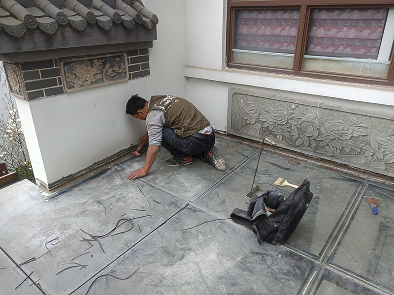 舊防水基層鏟除：1、清除空鼓，用水打濕墻面白粉層后鏟掉墻皮。裝修正式開始前，建議用切割機根據空鼓大小進行切割清除，除去日后裂縫隱患。 2、清除浮灰，用界面劑輥刷墻面。用粗毛鋼刷去除墻面浮塵，然后整個墻面用界面劑輥刷一遍，或者用界面劑拉毛處理，增強封固層和找平層之間的附著力。在界面劑的選擇上，建議使用質量稍微好一些的“界面處理劑”，市場上一般有分為高分子乳液性界面劑、水溶性高分子界面劑、淀粉類界面劑等。