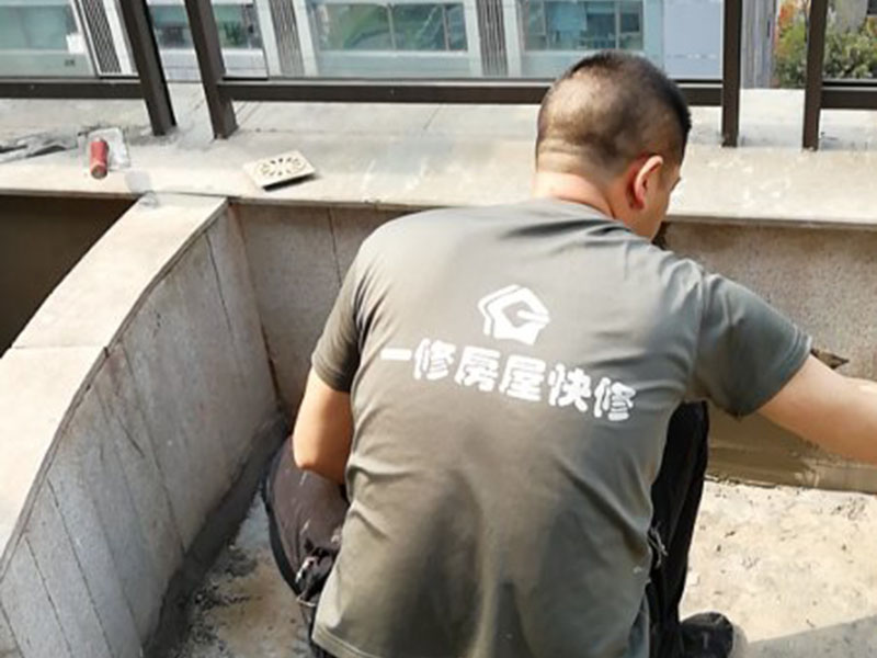 屋頂陽臺防水：1、將原防水層根除以后，找平，將本來下部保溫層里存的水進行排干，設(shè)一些排氣孔做排氣辦法，將保溫層里的水分排干。 2、做完防水層以后，必定要做找坡處理，不要形成屋面部分存水，通常設(shè)置水泥砂漿找平找坡，找坡的斜度不小于3％。 3、做完防水以后，需求進行閉水實驗，不漏水為合格，美化，在做美化和土建交叉作業(yè)的情況下，盡量不要損壞下部的防水層，一旦損壞了，要及時修補處理。
