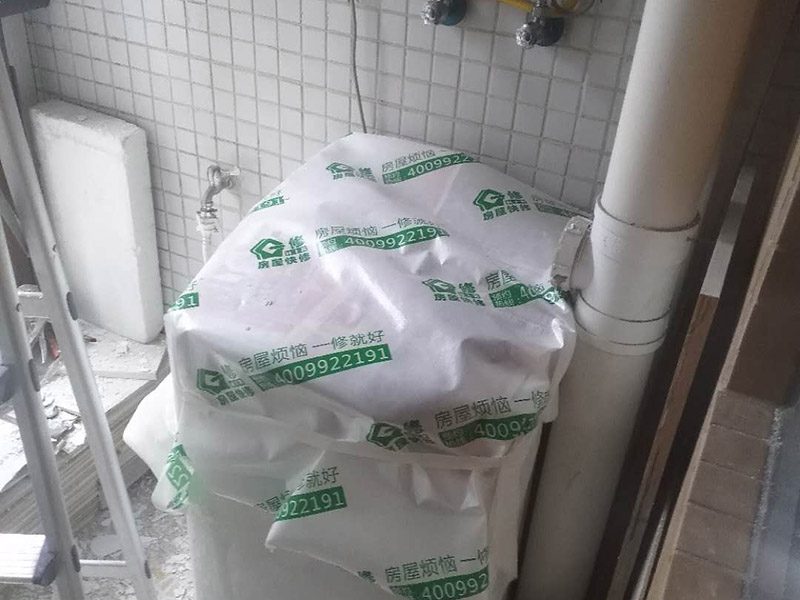 陽臺頂面修補：如果混凝土樓板是干燥的，則極大的可能是在吊頂之上這一段管道有漏水的地方，極小可能是濕氣過大凝結在金屬扣板上的冷凝水。除了直觀的漏水外，墻壁發霉，附近地板變形，大部分都是滲漏水導致的。 進水管是一直有水的而且有水壓，通常如果是進水管漏水會比較嚴重，關掉水閘放空存水漏水就會停止。停用一段時間漏水減輕后，把地漏打開，往排水管里直接大量注水，注意不要灑到四周，如果漏水加劇，就是相對應的支線排水管漏水。如果停用一段時間，水閘也關了，存水也放空了，還是漏水不見減輕，就是主排水管漏水。