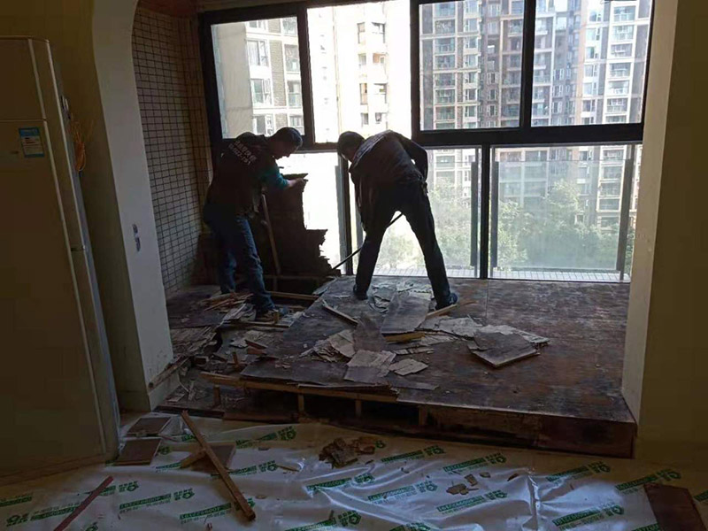 客廳陽臺地板拆除：先從踢腳線的開始拆，用平口啰嗦刀沿著踢腳線開始劃開。把踢腳線劃開后，就能把踢腳邊取下。地板就松動了，再順著松動的地板移動，讓更大面積的地板繼續(xù)松動。只到能方便取下，再動手取地板。拆地板的時候，不要亂拆，要順著地板的順序拆。一塊一塊的拆下，在拆的過程中若不好取，就要螺絲刀幫忙，就好拆多了。雖然舊地板還能有利于價值，所以拆的時候要盡量保存完整。但在拆地板的時候，即使再小心都會有破損的，所以要有這些心理準備。待舊地板完全拆完后，把地面清掃干凈。再晾一段時間才能重新裝地板，因此潮濕的地面是不適合裝地板的，等完全干燥透了再鋪新的地板。