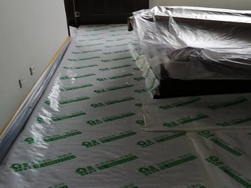 地面家具保護(hù)：地面有瓷磚或是地板的話，很可能改造的時(shí)候?qū)λ麄冇袀Φ模栽谂f房改造中一定要對(duì)地面進(jìn)行保護(hù)，可以在地面鋪上厚厚的廢紙箱，紙箱下面墊些軟的東西，防止刮花地板。再叫施工師傅用鉆子鑿，別用大鐵錘直接砸。直接砸碎磚會(huì)亂飛。
