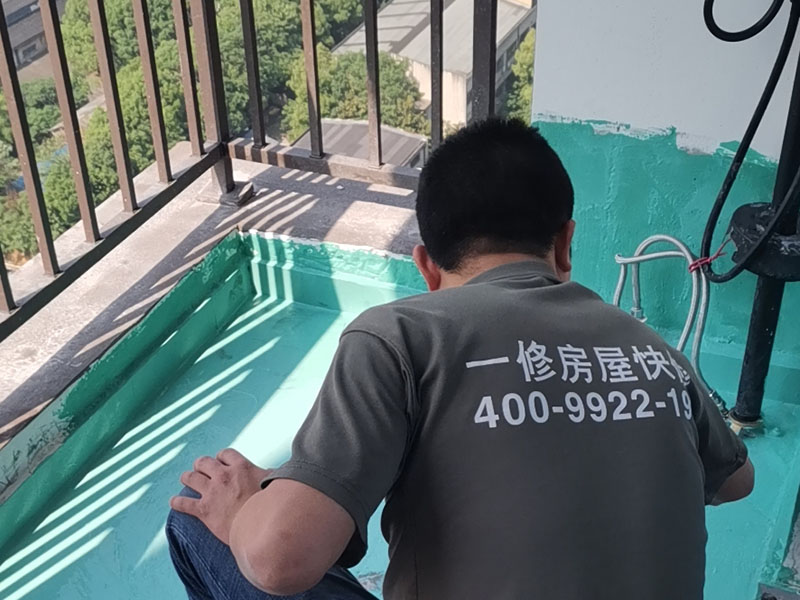 陽臺防水施工：先用鏟刀和笤帚及工具將陽臺基層表面的突起物、砂漿和疙瘩等鏟除并將塵土雜物清掃干凈，對陰陽角、管根、地漏等部位應認真清理。 對陽臺地漏、管根、陰陽角等易發(fā)生漏水的部位，應進行特殊加強處理。 細部附加層：在地漏、管根、陰陽角和出入口等易發(fā)生漏水的薄弱部位，可增加一層剛性防水，剛性防水寬度應不小于100mm，搭接寬度應不小于100mm。然后涂刷家裝專用防水涂料。 將配制好的防水涂料均勻涂刷在基層表面，涂刷量以0.8—1.0kg/㎡每遍為宜，直至防水合格為止，家裝防水要求一般為1.0mm左右。