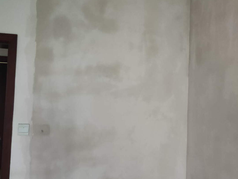 墻面翻新裝修：1、短期內(nèi)：對于購買的二手房墻面，如果是裝修沒多久，那么在進行墻面處理的時候，原先的耐水膩子可以保留一些，不用完全的鏟掉；用鋼刷和砂紙進行打磨墻面，打磨后即可重新涂刷乳膠漆。 2、時間間隔太久：如果是五年以上的耐水膩子，由于材料老化，在二次刷漆的時候，就必須全部鏟除至墻底，否則的話會影響今后墻面乳膠漆的施工質(zhì)量和裝修后的長期使用效果。