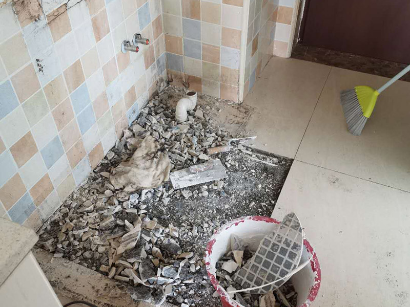 地磚拆除查漏水：1、 先找到主要的漏水點。首先把地板擦干，觀察出水的位置。 2、接著將出水點周圍的地板磚切掉，如果發現出水點，就可以將自來水總開關關閉，打開低位置的水龍頭，放干水管里的水。在漏水的那一段水管的前面撥開水管，給水管吹入濃煙，看哪里出煙，將之標記好位置。3、 如果沒有發現出水點，那只能把水管走向的地板磚全部拆除，發現出水點后繼續第二步驟。在修好水管之后重新貼相應地磚。或者重新布置水管，然后把漏水的管子廢掉不用。 4、建議最好找專業人員操作，以免造成不必要的損失。