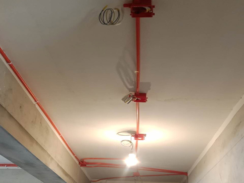 電路改造維修：定位確定好后，電工師傅會按照定位和電路走向來進行開槽布線，開的槽要橫平豎直，這才是規(guī)范的操作，不允許開橫槽，會影響墻體的承重力。接下來就是進行布線了，通常都是采用暗埋線管的方式，線管分為兩種，一種是冷彎管，還有一種PVC管。冷彎管是布線的最好選擇，特點是可以彎曲而不斷裂，價格比較貴，它的轉(zhuǎn)角有一定弧度，更換線比較方便，不用開墻更換。 選擇擇冷彎管的時候，需要借助彎管工具，弧度是線管直徑的十倍，這樣穿線或拆線，才能暢通無阻。