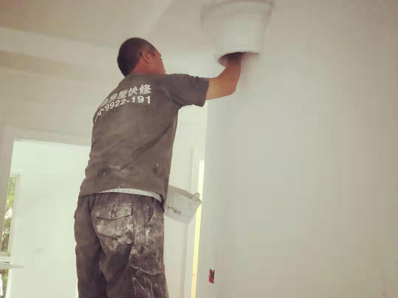 全屋裝修翻新：1、墻面翻新 老房裝修翻新不能隨便的去拆墻體，很多人覺得只有承重墻才不能隨便拆改，其實非承重墻也不可以隨便拆改，雖然是次要的承重，但是它也能起到支撐作用，所以要視情況而定，能不拆的盡量不要去拆。 2、地面翻新 很多業(yè)主覺得地板翻新，找個師傅把破壞的地板進行打磨就可以，然后進行打蠟保養(yǎng)就可以了。其實并不是這樣的，有些地板不能翻新，比如：強化復(fù)合地板，是不可以翻新，有破壞的地板，需要更換新的。 3、水電改造 水電改造是比較復(fù)雜的工程，很多業(yè)主覺得實用那么長時間都沒有出問題，然后就覺得不需要改，這是錯誤的想法，水電關(guān)系到我們的生命安全。在翻新前要先檢查，然后根據(jù)情況進行改造，老房布局很多都是不合理的。使用時間久了容易老化，水電一定要進行整改，因為它是隱蔽工程，避免日后帶來不必要的麻煩。 4、門窗改造 很多人為了節(jié)省一些費用，然后就沒有更換門窗，后來你會發(fā)現(xiàn)并沒有省下錢。門窗隱患是沒有那么容易看出的，因此要找專業(yè)的師傅檢查，然后確定需不需要更換。
