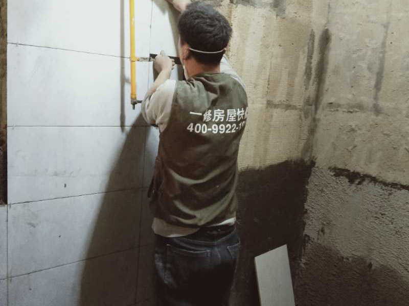 廚衛墻面防水貼磚：衛生間的防水工作流程，都是在地面用水泥砂漿找平一次，等它干透后再做防水。那些詢問做完防水能不能馬上貼瓷磚的業主，首先要搞清楚，防水不是只做一遍就可以的。一般的防水施工要做2到3遍，而且防水的順序也是有講究的，比如，要先做完墻面防水再貼墻磚，其次才可以做地面防水，再貼地磚。因為地面經常會踩來踩去，地面防水如果先做了會很容易踩壞。