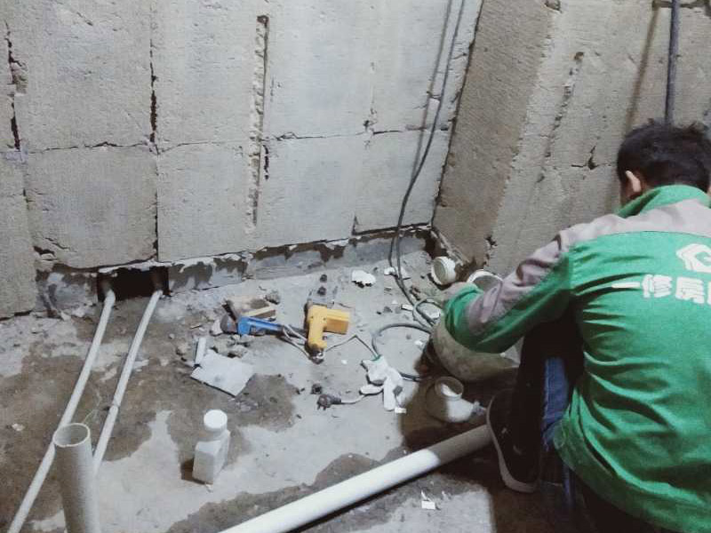 廚衛墻面防水貼磚：衛生間的防水工作流程，都是在地面用水泥砂漿找平一次，等它干透后再做防水。那些詢問做完防水能不能馬上貼瓷磚的業主，首先要搞清楚，防水不是只做一遍就可以的。一般的防水施工要做2到3遍，而且防水的順序也是有講究的，比如，要先做完墻面防水再貼墻磚，其次才可以做地面防水，再貼地磚。因為地面經常會踩來踩去，地面防水如果先做了會很容易踩壞。
