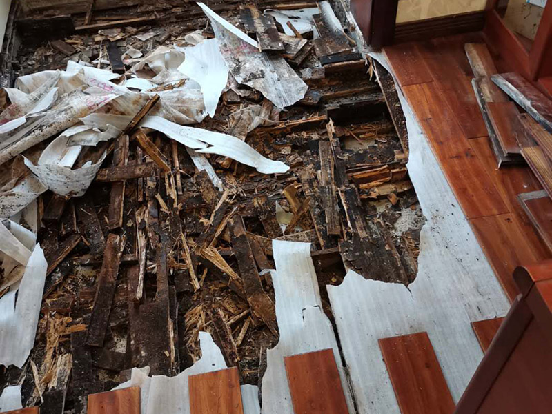 舊地板拆除現場：1：復合木地板拆除工藝比較簡單，清除房間的家具后，使用平口螺絲刀將踢腳線撬開，再沿著踢腳線邊緣將墻角的地板撬開并拆除，這塊地板可能會破損，但是其他地板就可以完整拆除了，帶有鎖扣結構的復合木地板要順應地板的長邊抽出，這樣會比較輕松。拆除后的復合木地板沒有保留價值，一般都要清運出場最后將鋪至地板下防潮氈揭開，底層可能會有潮濕，這時要開窗通風，待地面完全工燥后再鋪設新地板。 2：實木地板的拆除工藝比較復雜，拆除踢腳線后仍從墻角邊緣開始，使用起釘錘將木地板撬起抽出，由于實木地板安裝在木龍骨上，撬起時會有一定的彈性，施工難度較大，但是不能使用切割機，因為切割機容易破壞地面和固定木龍骨的膨脹螺栓而產生火花。實木地板拆除時盡量保持地板的完整性。