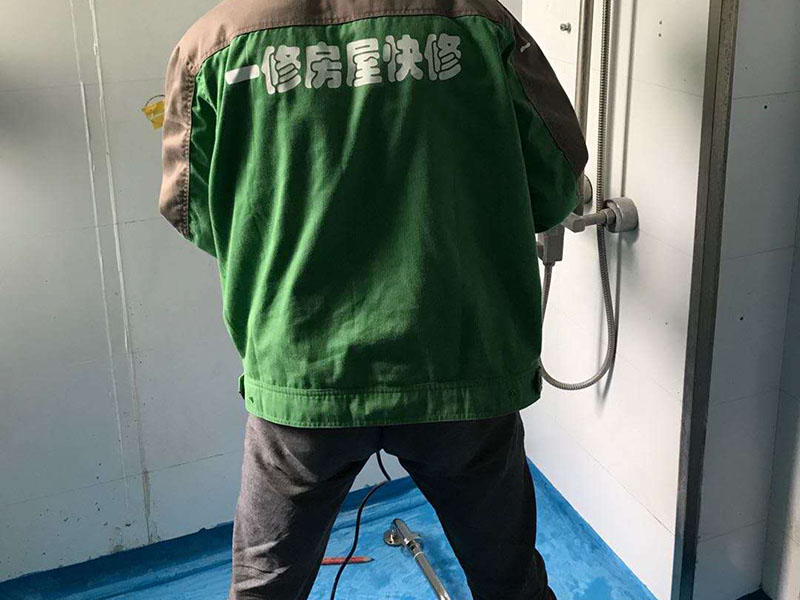衛生間翻新施工：其實衛生間翻新最主要的目的，就是要更換水電，尤其是那些隱蔽性極強，一般埋在地下或墻壁內的。在進行翻新的時候，最好一并更換，不管有沒有問題，這樣都能給日后的生活帶來保障。更換完水電之后，就可以進行瓷磚的鋪貼了。不管是地面還是墻面，都是一個比較大的工程。在衛生間翻新前先找平地面和墻面，清楚所有雜物。然后先對墻面進行鋪設，墻面一般多是小塊的瓷磚比較好施工。地面就要注意一些了，需要設置輔助線來進行施工，還要注意下水管等地方，這些地方都需要低于地面高度的哦！ 最后就是防水的問題了，防水是衛生間翻新過程中，非常需要重視的問題。在施工前最好購買好一些的防水涂料，這樣施工效果更好，而且使用壽命更久，幾年內不會出現問題。值得注意的是，很多人在做防水的時候，都會忽略墻面的防水，其實墻面也需要做好防水哦！有時候會產生水蒸氣附著在墻面，也是會對墻面造成損害的！