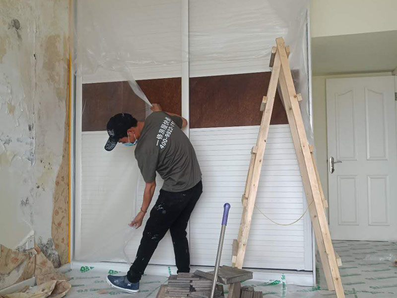 家具地板保護：在進行家居裝修的過程中，首先完成的就是地面的鋪設。因此，我們在進行其余施工時一定要注意對剛鋪好的地板進行保護。而在裝修時灰塵是一定避免不了的，為了防止嶄新的地板被沾染灰塵以及施工團隊人員等的腳印，最好先在地板上鋪一層防塵布等作為保護膜。除此之外，還是要在一天裝修結束后的時間里對防塵布等進行灰塵的清除和家居保養工作，特別是灰塵堆積過厚的地方，以免將來裝修結束后因為灰塵過多清理時意外污染地板。