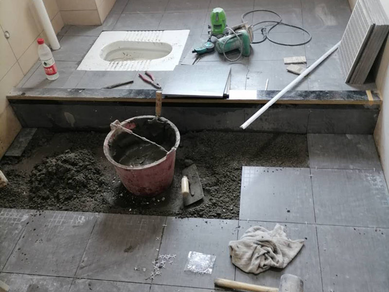 衛(wèi)生間貼磚維修：先選材料，衛(wèi)生間瓷磚我們可以選用小瓷磚，像小方塊這種類型的，這樣自己貼的時候會很方便。將水泥與少量建筑膠混合拌勻，做成粘貼劑。把粘貼劑用鏟刀鏟到地面刮平后將瓷磚鋪上，再用鏟刀壓實，這樣自上而下或自左而右的一排排粘貼即可。全部鋪完后，用白水泥漿美縫，把瓷磚間的間隙填實，這樣就完成了。