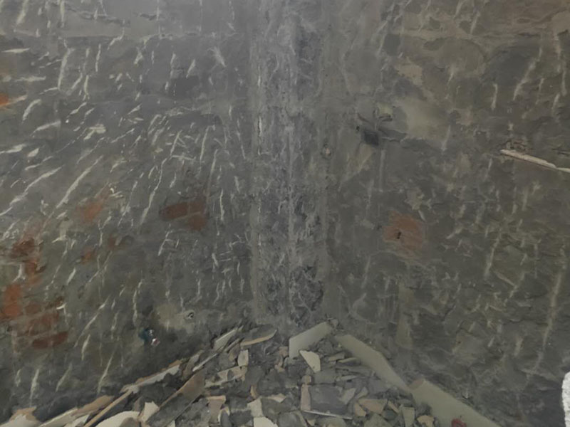 廚房拆除重裝：墻面上應該還有些其他東西，比如掛毛巾的架子，放廚具的架子等等。先把這些物品都小心翼翼的拆下來，還原一面光潔的墻面，才好進行拆卸工作。拆卸的時候要先從墻低的第一塊磚開始拆卸，要是直接隨便從上面那一塊拆卸，拆到一半就會擋住下面的瓷磚，讓下面的瓷磚不好拆了。先用垂子敲最下面的那塊磚，把瓷磚敲松動。送動后，再用戴了手套的手把瓷磚拿下來，小心碎了瓷磚不要劃到手了。墻面內有些地方會走一些管道，有煤氣管道，有電線管道，水管，網線等等。要注意這些管道，不要把墻里面的管道破壞了，不然拆了瓷磚又惹了新的問題要處理。
