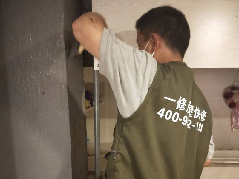 煙道檢查漏煙維修:第一，看看煙道口和連接口之間是不是有較大的縫隙，這樣的話您用玻璃膠之類的粘一下就好了；第二，您檢查一下，連接口處的扇葉有沒有損壞，如果是這個原因您需要維修連接口。 裝隔離翻板(賣煙機或廚具的地方有賣)要徹底根治油煙機返味、倒煙的問題，就應從返味、倒煙的源頭治理，因為油煙及難聞的氣體是從排煙道返入室內的，就應在排煙口處安裝密封的止逆閥，自已家的油煙可以出去，而別人家的油煙味進不來。