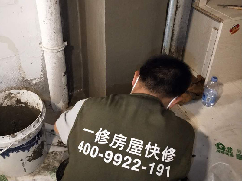 煙道檢查漏煙維修:第一，看看煙道口和連接口之間是不是有較大的縫隙，這樣的話您用玻璃膠之類的粘一下就好了；第二，您檢查一下，連接口處的扇葉有沒有損壞，如果是這個原因您需要維修連接口。 裝隔離翻板(賣煙機或廚具的地方有賣)要徹底根治油煙機返味、倒煙的問題，就應從返味、倒煙的源頭治理，因為油煙及難聞的氣體是從排煙道返入室內的，就應在排煙口處安裝密封的止逆閥，自已家的油煙可以出去，而別人家的油煙味進不來。