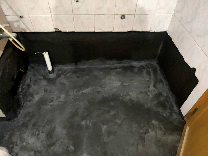 衛(wèi)生間防水找平：在進(jìn)行防水處理之前，一定先找平地面du。找平層施工方法：基面有空隙、裂縫、不平等缺陷的，用水泥砂漿修補(bǔ)抹平。使基面必須堅(jiān)固、平整、干凈、無(wú)灰塵、油膩、蠟、脫模劑等以及其他碎屑物質(zhì)。找平層干燥后方可進(jìn)行防水層施工，施工期間應(yīng)防火、防水。防水層完成后，要進(jìn)行成品保護(hù)，不得上人走動(dòng)。