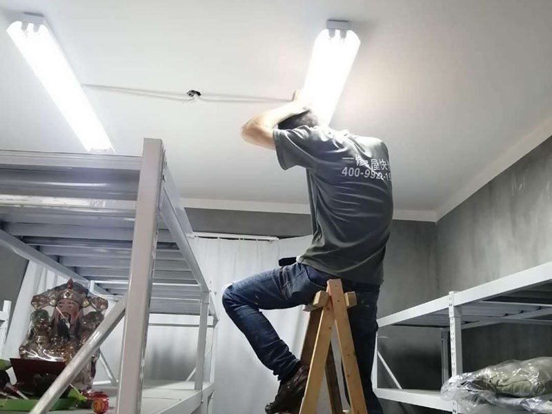 全屋燈具安裝布線：安裝軌道，如果頂部直接為木板或有鐵龍骨可以du直接打釘打眼的，就直接可以把軌道安裝上。定位打好孔后，裝上軌道固定螺絲。 拆開已經固定好的軌道頂端的電源保護蓋，用工具接上電源線，注意安全使用工具。將軌道燈底座的卡頭擰平，對準軌道內凹槽，將軌道燈底座塞入滑道內，稍微用點力，嚴絲合縫后，擰下卡頭旋轉的把手，一定要擰到位固定好后，左右滑動一下，看是否固定好。 安裝完畢，打開，根據投射目標的位置，調整軌道射燈水平及垂直的角度，保證軌道射燈能充分有效地投射被照物。