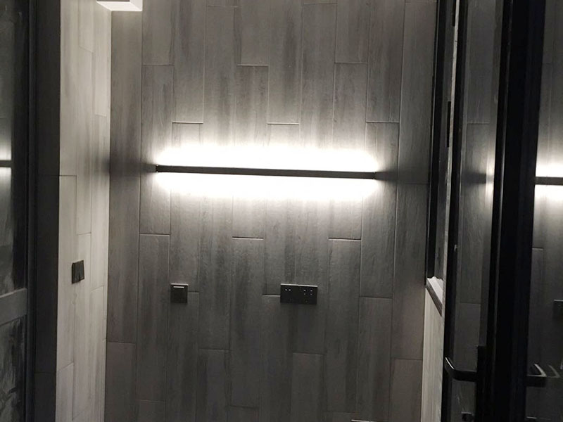 全屋燈具安裝布線：安裝軌道，如果頂部直接為木板或有鐵龍骨可以du直接打釘打眼的，就直接可以把軌道安裝上。定位打好孔后，裝上軌道固定螺絲。 拆開已經固定好的軌道頂端的電源保護蓋，用工具接上電源線，注意安全使用工具。將軌道燈底座的卡頭擰平，對準軌道內凹槽，將軌道燈底座塞入滑道內，稍微用點力，嚴絲合縫后，擰下卡頭旋轉的把手，一定要擰到位固定好后，左右滑動一下，看是否固定好。 安裝完畢，打開，根據投射目標的位置，調整軌道射燈水平及垂直的角度，保證軌道射燈能充分有效地投射被照物。