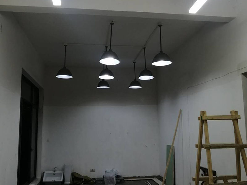 全屋燈具安裝布線：安裝軌道，如果頂部直接為木板或有鐵龍骨可以du直接打釘打眼的，就直接可以把軌道安裝上。定位打好孔后，裝上軌道固定螺絲。 拆開已經固定好的軌道頂端的電源保護蓋，用工具接上電源線，注意安全使用工具。將軌道燈底座的卡頭擰平，對準軌道內凹槽，將軌道燈底座塞入滑道內，稍微用點力，嚴絲合縫后，擰下卡頭旋轉的把手，一定要擰到位固定好后，左右滑動一下，看是否固定好。 安裝完畢，打開，根據投射目標的位置，調整軌道射燈水平及垂直的角度，保證軌道射燈能充分有效地投射被照物。