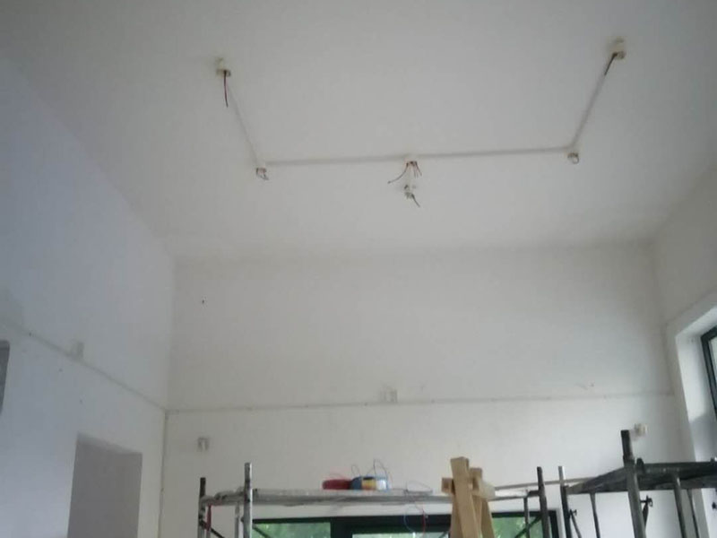 全屋燈具安裝布線：安裝軌道，如果頂部直接為木板或有鐵龍骨可以du直接打釘打眼的，就直接可以把軌道安裝上。定位打好孔后，裝上軌道固定螺絲。 拆開已經固定好的軌道頂端的電源保護蓋，用工具接上電源線，注意安全使用工具。將軌道燈底座的卡頭擰平，對準軌道內凹槽，將軌道燈底座塞入滑道內，稍微用點力，嚴絲合縫后，擰下卡頭旋轉的把手，一定要擰到位固定好后，左右滑動一下，看是否固定好。 安裝完畢，打開，根據投射目標的位置，調整軌道射燈水平及垂直的角度，保證軌道射燈能充分有效地投射被照物。