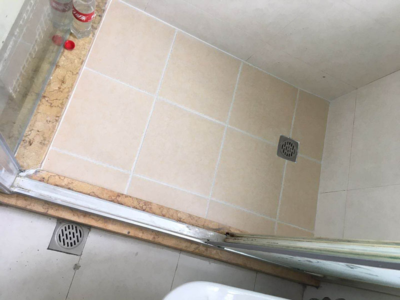 衛(wèi)生間裝修改造:既然是改造，肯定是對衛(wèi)生間的格局或是衛(wèi)浴設(shè)施、地磚、墻磚等地方不滿意，但在改造之前你需要將這些不滿意的地方進(jìn)行拆除，且拆除之后的垃圾也要及時清理，避免阻礙施工進(jìn)程。將不需要或是不滿意的地方進(jìn)行拆除后，留下的成品需要進(jìn)行施工保護(hù)，防止磕碰到，還可防止被上面的重物或是棱角碰壞。水電改造可謂是改造衛(wèi)生間的重點，衛(wèi)生間原有的水電路管線往往有許多不合理的布局，所以在改造過程中要對原有的水電路進(jìn)行徹查，看是否存在銹蝕、老化等情況，若有，則需要更換新的電路、水路，如果線路良好，且沒有多大的問題，則只需要添加刪減線路就可以了。同時在改造的時候最好能做到以后維修和保養(yǎng)都比較方便，然后將其做好隱蔽處理。