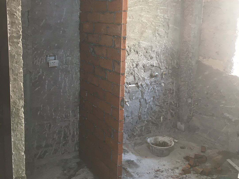 衛(wèi)生間裝修改造:既然是改造，肯定是對衛(wèi)生間的格局或是衛(wèi)浴設(shè)施、地磚、墻磚等地方不滿意，但在改造之前你需要將這些不滿意的地方進(jìn)行拆除，且拆除之后的垃圾也要及時清理，避免阻礙施工進(jìn)程。將不需要或是不滿意的地方進(jìn)行拆除后，留下的成品需要進(jìn)行施工保護(hù)，防止磕碰到，還可防止被上面的重物或是棱角碰壞。水電改造可謂是改造衛(wèi)生間的重點，衛(wèi)生間原有的水電路管線往往有許多不合理的布局，所以在改造過程中要對原有的水電路進(jìn)行徹查，看是否存在銹蝕、老化等情況，若有，則需要更換新的電路、水路，如果線路良好，且沒有多大的問題，則只需要添加刪減線路就可以了。同時在改造的時候最好能做到以后維修和保養(yǎng)都比較方便，然后將其做好隱蔽處理。