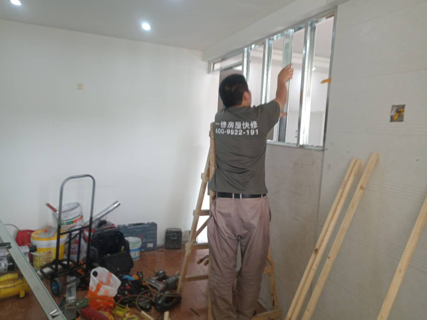 客廳隔斷安裝：注意龍骨架的穩固，一般要加設龍骨架，滿足重物的需求，在龍骨架固定前要涂刷防火防腐涂料，一是為了防火防腐，二是為了完全遮掩龍骨；木方花格隔斷端部的石膏板與周圍的墻體或者是柱子應留3-5mm的槽口，施工時先在槽口處加注嵌縫膏，然后鋪板，擠壓嵌縫膏使其和鄰近表層緊緊接觸，以防出現后期的不密合現象。