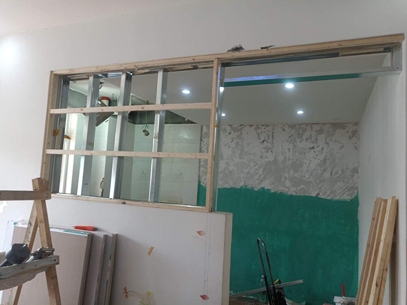 客廳隔斷安裝：注意龍骨架的穩固，一般要加設龍骨架，滿足重物的需求，在龍骨架固定前要涂刷防火防腐涂料，一是為了防火防腐，二是為了完全遮掩龍骨；木方花格隔斷端部的石膏板與周圍的墻體或者是柱子應留3-5mm的槽口，施工時先在槽口處加注嵌縫膏，然后鋪板，擠壓嵌縫膏使其和鄰近表層緊緊接觸，以防出現后期的不密合現象。