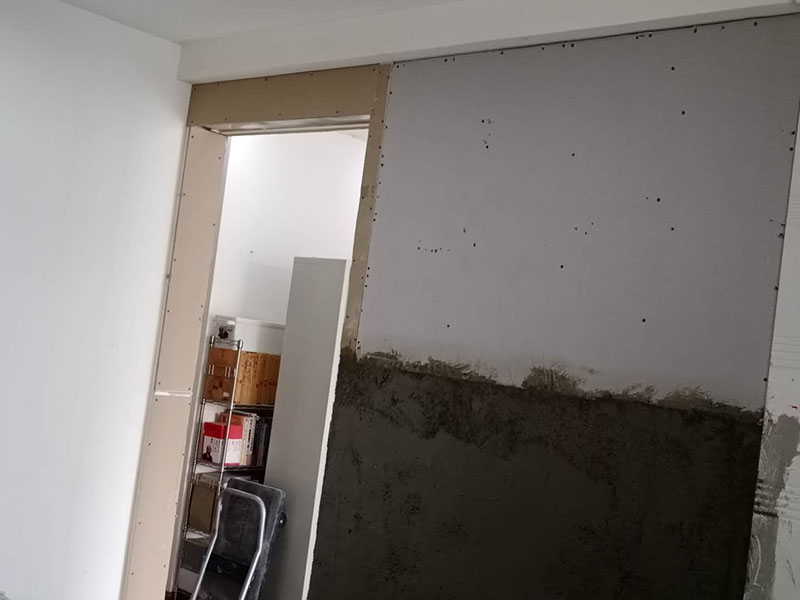 客廳隔斷安裝：注意龍骨架的穩固，一般要加設龍骨架，滿足重物的需求，在龍骨架固定前要涂刷防火防腐涂料，一是為了防火防腐，二是為了完全遮掩龍骨；木方花格隔斷端部的石膏板與周圍的墻體或者是柱子應留3-5mm的槽口，施工時先在槽口處加注嵌縫膏，然后鋪板，擠壓嵌縫膏使其和鄰近表層緊緊接觸，以防出現后期的不密合現象。