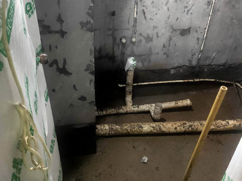廁所重新裝修：老房衛生間改造水電路改造很重要，會直接影響日后的生活使用，所以在改造過程中需要嚴防死守。避水測試，檢測防水層是否良好。一般衛浴間的防水層為1.8米，其他墻面防水層高度為1米，地面防水返高30厘米。 當然，如果老房衛生間改造時沒有進行水路改造的情況下，也是需要進行檢查防水層是否完好的操作流程。老房衛生間改造中隨意鉆孔開槽都會造成防水層的損壞，因此，老房衛生間改造進行拆除磚墻的裝修流程后，應當重新進行避水試驗，保證原來存有的防水系統不會出現任何問題。