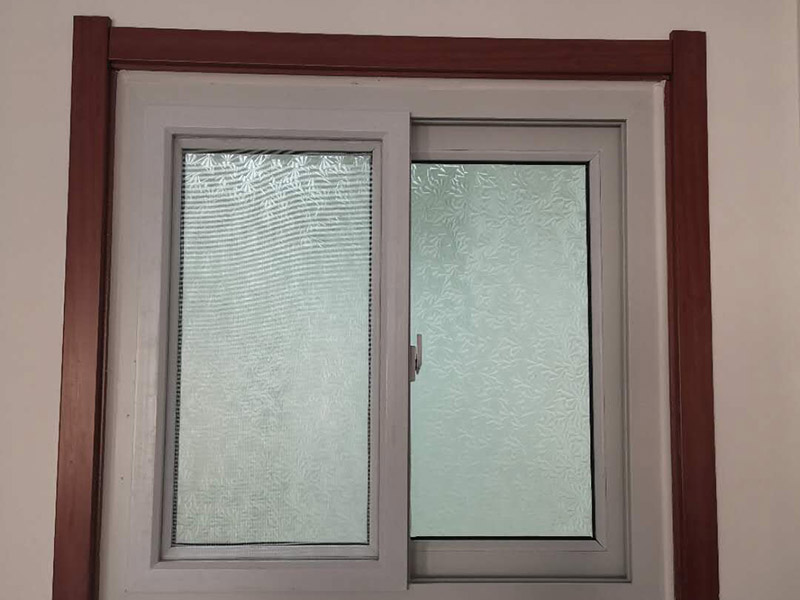 門框窗框更換翻新:門窗套就是指：在門窗洞口兩個(gè)立邊的垂直面，可以是突出外墻形成邊框，也可和外墻保持平齊，既要立邊垂直平整，而且又要滿足和墻面平整，所以它的質(zhì)量會(huì)要求相對(duì)高一些。 找位與劃線：在安裝前，需要根據(jù)設(shè)計(jì)圖的要求，先找好標(biāo)高、平面位置、豎向尺寸進(jìn)行彈線。 核查預(yù)埋件和洞口：對(duì)于有預(yù)埋件、木磚的門窗套安裝工程，彈線后應(yīng)該檢查預(yù)埋件、木磚是否符合設(shè)計(jì)要求。 龍骨、基層板配制與安裝：根據(jù)洞口實(shí)際尺寸，按設(shè)計(jì)規(guī)定骨架料斷面規(guī)格，可將龍骨架或基層板分三片預(yù)制，洞頂一片、兩側(cè)各一片。每片龍骨架一般情況下為兩根立框料，當(dāng)門窗套寬度大于500mm，中間應(yīng)適當(dāng)增加立框料。橫向龍骨間距不大于400mm;面板寬度大于500mm時(shí)，橫向龍骨間距不大于300mm。
