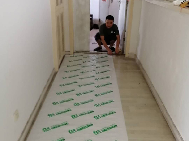 全屋地面保護：首先完成的就是地面的鋪設。因此，我們在進行其余施工時一定要注意對剛鋪好的地板進行保護。而在裝修時灰塵是一定避免不了的，為了防止嶄新的地板被沾染灰塵以及施工團隊人員等的腳印，最好先在地板上鋪一層防塵布等作為保護膜。除此之外，還是要在一天裝修結束后的時間里對防塵布等進行灰塵的清除和家居保養(yǎng)工作，特別是灰塵堆積過厚的地方，以免將來裝修結束后因為灰塵過多清理時意外污染地板。