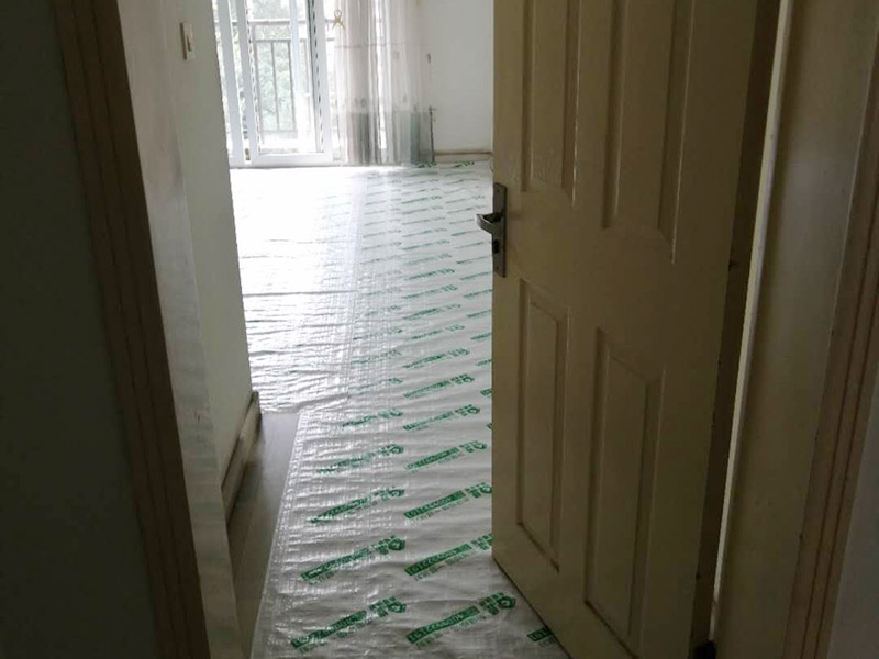 全屋地面保護：首先完成的就是地面的鋪設。因此，我們在進行其余施工時一定要注意對剛鋪好的地板進行保護。而在裝修時灰塵是一定避免不了的，為了防止嶄新的地板被沾染灰塵以及施工團隊人員等的腳印，最好先在地板上鋪一層防塵布等作為保護膜。除此之外，還是要在一天裝修結束后的時間里對防塵布等進行灰塵的清除和家居保養(yǎng)工作，特別是灰塵堆積過厚的地方，以免將來裝修結束后因為灰塵過多清理時意外污染地板。