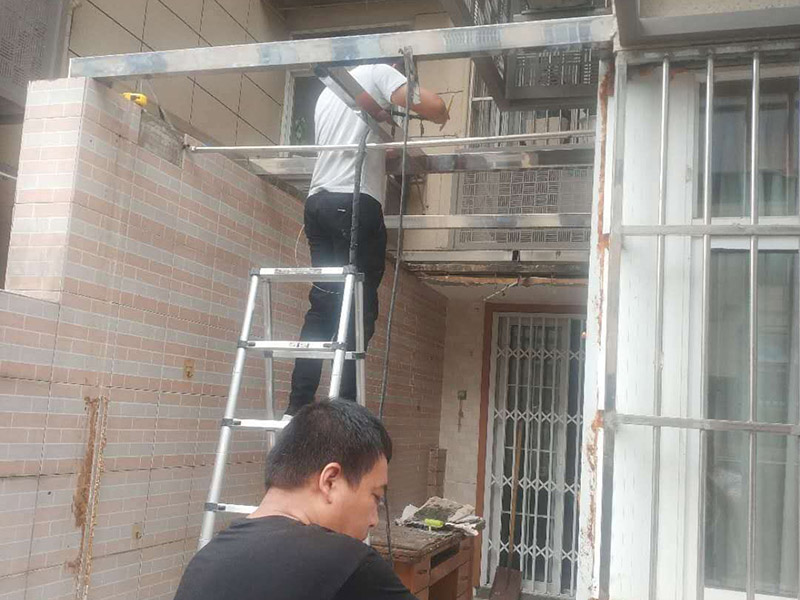 頂棚安裝維修：首先應在墻面彈出標高線,在墻的兩端固定壓線條,用水泥釘與墻面固定牢固。 依據設計標高，沿墻面四周彈線，作為頂棚安裝的標準線，其水平允許偏差±5毫米。      遇藻井吊頂時,應從下固定壓條,陰陽角用壓條連接。注意預留出照明線的出口。吊頂面積大時,應在中間鋪設龍骨。      吊點間距應當復驗，一般不上人吊頂為1200~1500毫米，上人吊頂為900~1200毫米。      面板安裝前應對安裝完的龍骨和面板板材進行檢查，符合要求后再進行安裝。