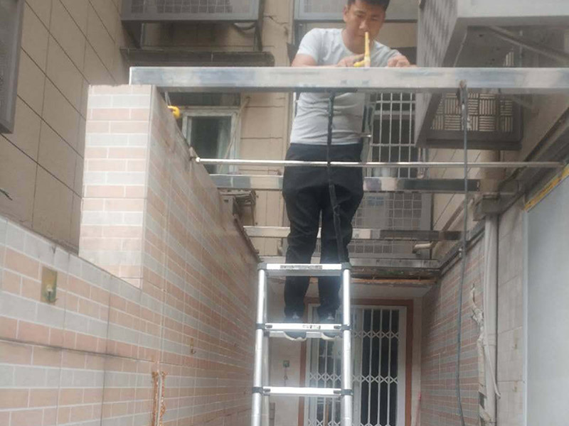 頂棚安裝維修：首先應在墻面彈出標高線,在墻的兩端固定壓線條,用水泥釘與墻面固定牢固。 依據設計標高，沿墻面四周彈線，作為頂棚安裝的標準線，其水平允許偏差±5毫米。      遇藻井吊頂時,應從下固定壓條,陰陽角用壓條連接。注意預留出照明線的出口。吊頂面積大時,應在中間鋪設龍骨。      吊點間距應當復驗，一般不上人吊頂為1200~1500毫米，上人吊頂為900~1200毫米。      面板安裝前應對安裝完的龍骨和面板板材進行檢查，符合要求后再進行安裝。